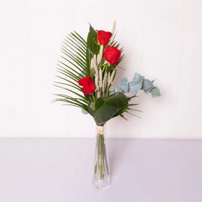 3 Rosas rojas en ramo.