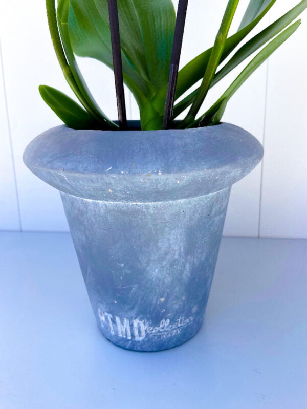 Cerámica estilizada azul de la marca PTMD.